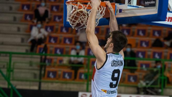 Ander Urdiain machaca el aro durante el partido en Orense.
