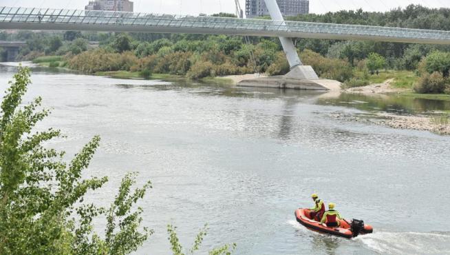 Labores de búsqueda del menor desaparecido en el río Ebro.