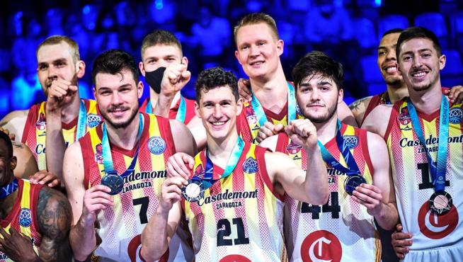 Los jugadores del Casademont celebran la medalla de bronce de la Champions