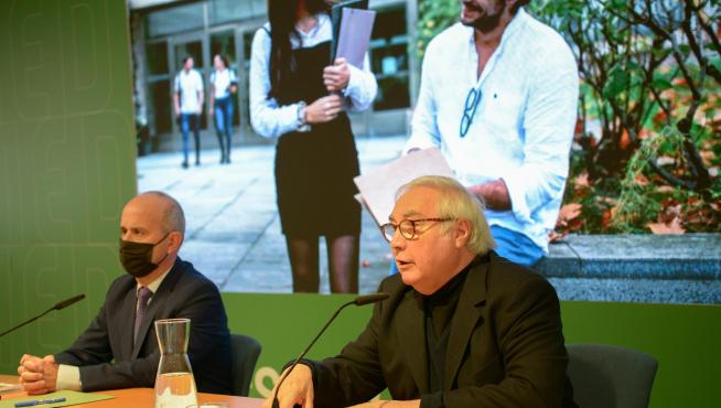 El ministro Manuel Castells, a la derecha, con el rector de la UNED, Ricardo Mairal, en Teruel.