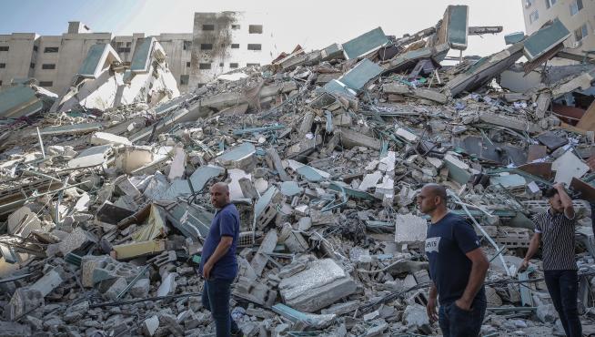 El ataque aéreo israelí golpeó la torre Al-Jalaa en la ciudad de Gaza