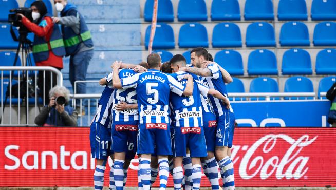 Los jugadores del Alavés celebrando un gol