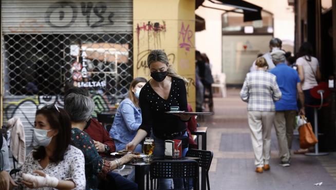 Reparto de mascarillas por las terrazas del Tubo, una iniciativa de la asociación de comerciantes y hosteleros de la zona.
