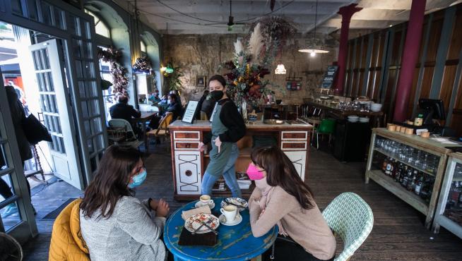 La cafetería Doña Hipólita ocupa lo que fue un antiguo almacén de paños.
