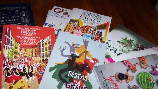 Ejemplares de distintos años del tradicional Llibré de las fiestas de Graus.
