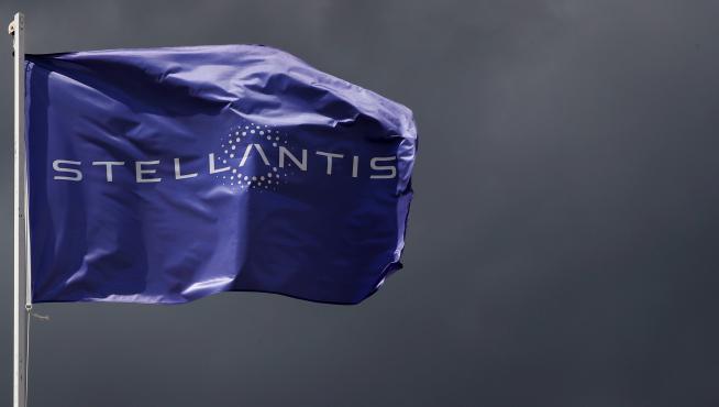 [[[HA ARCHIVO]]] Fecha: 12/05/2021 Autor: REUTERS descri: FILE PHOTO: A flag with the logo of Stellantis is seen at the companys corporate office building in Saint-Quentin-en-Yvelines near Paris, France, May 5, 2021. REUTERS/Gonzalo Fuentes/File Photo[[[REUTERS VOCENTO]]] STELLANTIS-SEMICONDUCTORS/TAVARES [Original: 2021-05-12T120827Z_1766878091_RC2CEN92JNCE_RTRMADP_3_STELLANTIS-SEMICONDUCTORS-TAVARES.JPG] //REU// notas: Fecha de entrada:13/05/2021