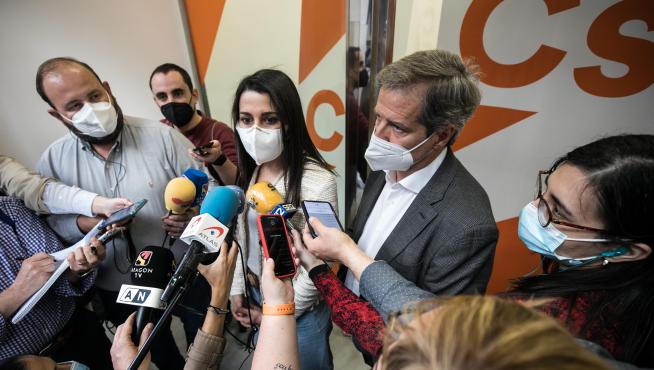 La presidenta de Ciudadanos, Inés Arrimadas, y el coordinador en Aragón, Daniel Pérez Calvo, atienden a los periodistas antes de la ejecutiva regional celebrada este lunes en la sede de Zaragoza.