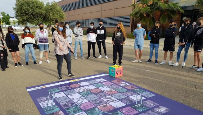 Alumnas y alumnos del IES Molinos han participado en el juego de mesa 'Escalera a la igualdad'