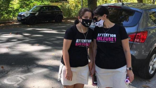 Esther González y su hija Miranda, de 12 años, en un viaje a Pau, junto a una plaza de aparcamiento reservada a personas con discapacidad.