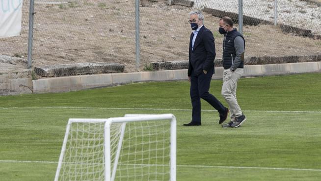 El director deportivo, Miguel Torrecilla, conversa con el presidente Christian Lapetra en los campos de la Ciudad Deportiva.