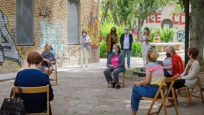 Una imagen del programa de tertulias 'Nos Gusta Hablar', en el centro municipal de convivencia de mayores Terminillo, en el zaragozano barrio de Las Delicias.