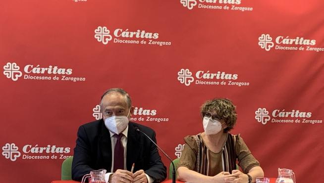 Carlos Gómez, presidente de Cáritas de Zaragoza y Cristina García, secretaria general de la entidad, este miércoles en la rueda de prensa.