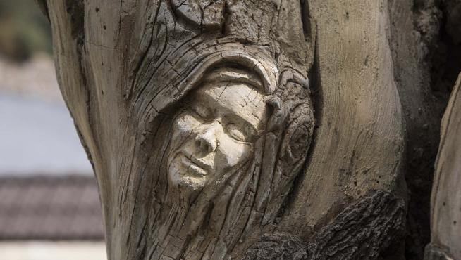 La cara de una de las brujas en el monumento simbólico en Villanúa (Huesca)
