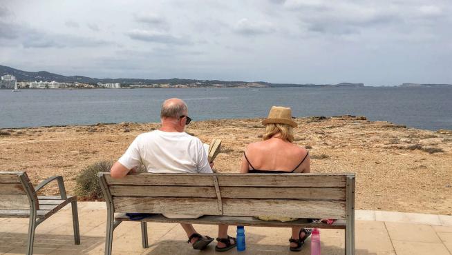 Una pareja de vacaciones en Ibiza