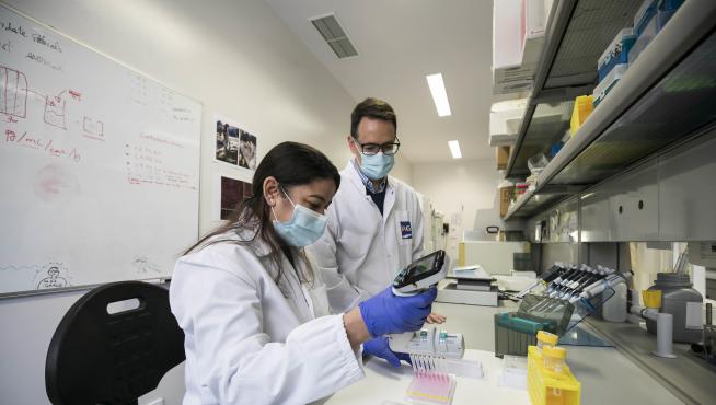 Natasha Peña e Ignacio Martínez, en un laboratorio del IIS Aragón.