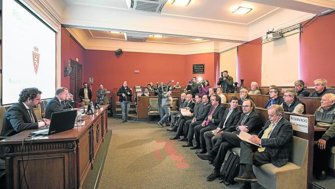 Reunión de la Junta de Accionistas del Real Zaragoza poco antes de declararse la pandemia, en diciembre de 2019.