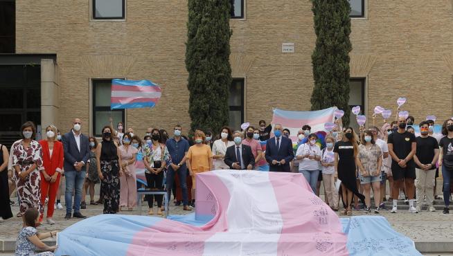 Autoridades aragonesas firman una bandera LGTBI en la Aljafería