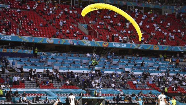 Un activista de Greenpeace pierde el control de su paracaídas y cae en el Allianz Arena de Múnich.