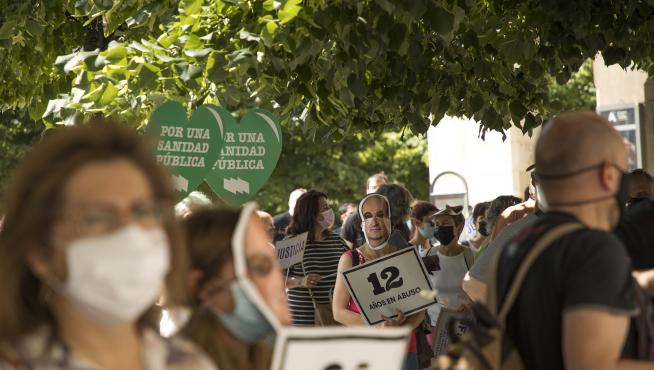 Los interinos se manifiestan en el centro de Zaragoza: "Iceta, trilero, oposita tú primero".