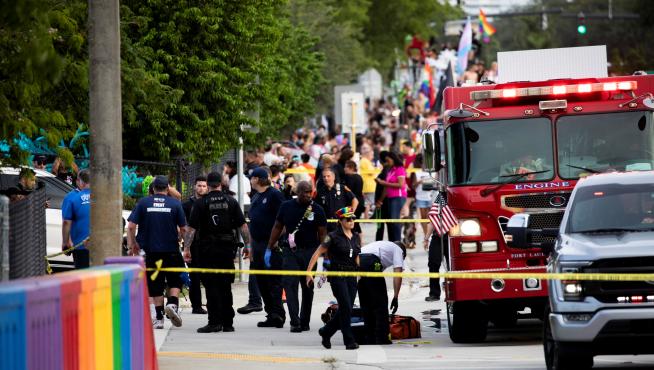 Police and firefighters respond after a truck drove into a crowd of people during The Stonewall Pride Parade and Street Festival in Wilton Manors, Florida, U.S. June 19, 2021. Chris Day/South Florida Sun Sentinel via REUTERS NO RESALES. NO ARCHIVES. MANDATORY CREDIT[[[REUTERS VOCENTO]]] FLORIDA-PARADE/