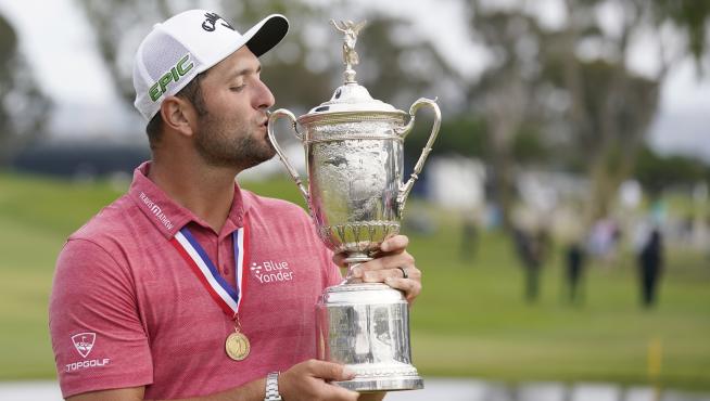 Jon Rahm besando el trofeo
