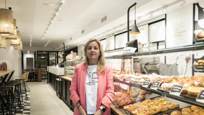 Sandra Sanz, propietaria de una cafetería-panadería que sufrió recientemente un robo a punta de cuchillo.