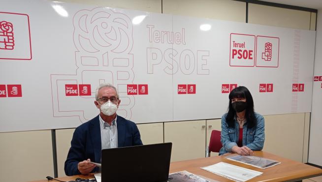 El portavoz del PSOE, Samuel Morón, y la concejal Sara Torres.
