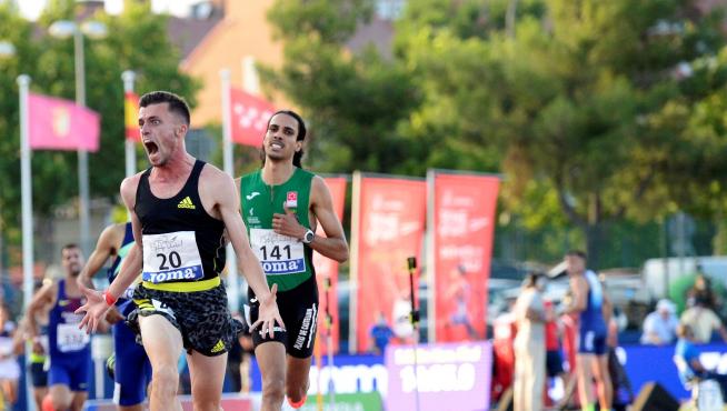 Carlos Mayo cruza la línea de meta como campeón de España de 5.000 metros.