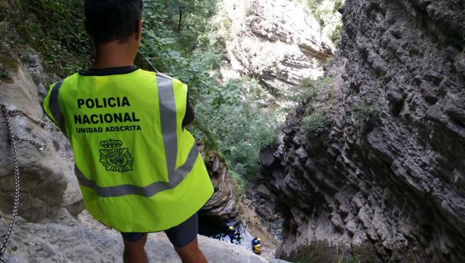 Los agentes de la Unidad Adscrita de la Policía Nacional realizan inspecciones sobre el terreno de las actividades de turismo de aventura en Huesca.