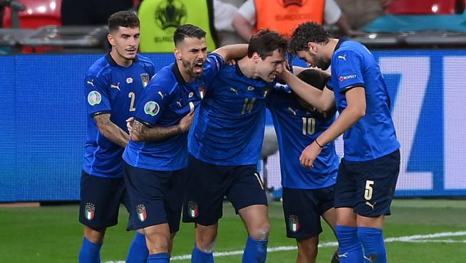 Los italianos celebran el gol de Federico Chiesa