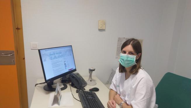Silvia Casas, en su lugar de trabajo en el centro de salud de Fraga.