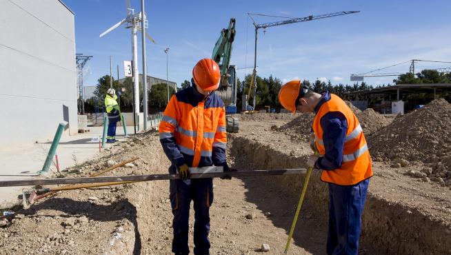 Dos alumnos de la Fundación Laboral de la Construcción haciendo prácticas en las instalaciones de este centro de formación en Villanueva de Gállego de Zaragoza.