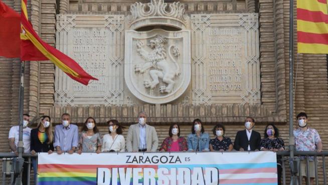 La pancarta en el balcón del Ayuntamiento de Zaragoza