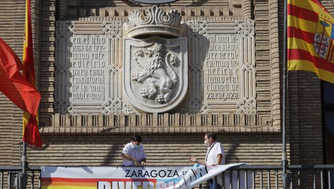 Retirada de la pancarta LGTBI del balcón del Ayuntamiento de Zaragoza, este lunes por la tarde.