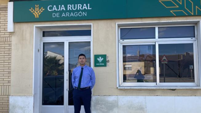 Eduardo Casamayor, en la oficina de Caja Rural en Alcubierre.