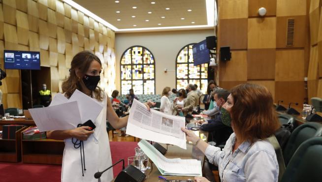 Las concejales de Hacienda y Economía, María Navarro y Carmen Herrarte, al inicio de pleno extraordinario celebrado este miércoles.
