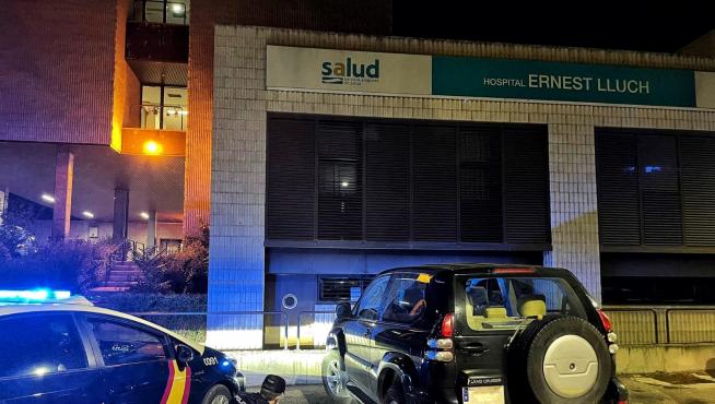 Coches policiales ante el hospital Ernest Lluch de Calatayud tras recibir el aviso.