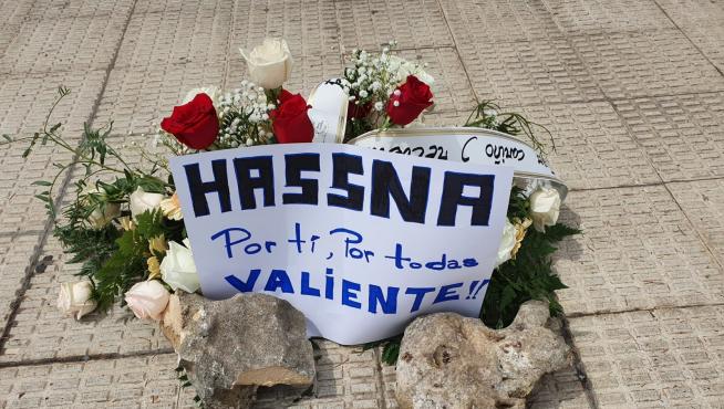Flores en recuerdo de Hazna colocadas este jueves junto al Hospital de Barbastro, en cuya cafetería trabajaba.