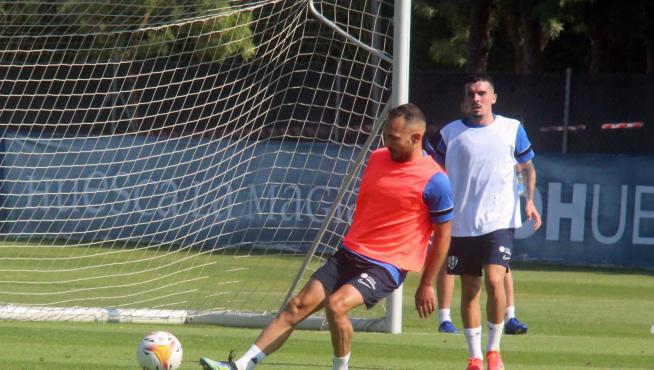 David Ferreiro, durante el entrenamiento matinal de este sábado de la SD Huesca.