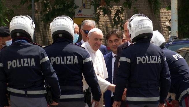 El Papa a su salida del hospital