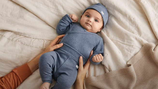 H&M lanza al mercado prendas extensibles que crecen con el bebé