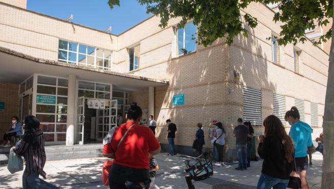 Fila a la entrada del centro de salud de Universitas en Zaragoza este miércoles