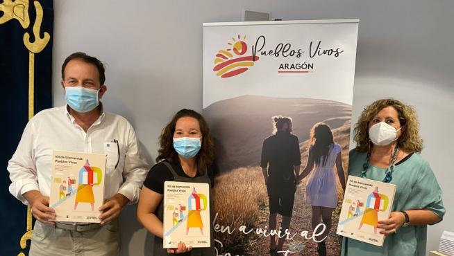 Mariano Altemir, Patricia Sancho y María Morera, con el kit de bienvenida.