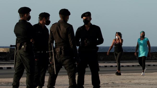 Special forces patrol the seafront Malecon in Havana