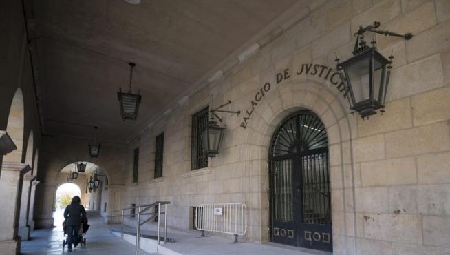 Acceso principal al Palacio de Justicia de Teruel, donde se encuentran las oficinas del Registro Civil.