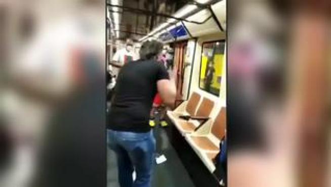 La Policía está buscando a un hombre acusado de agredir brutalmente a otro en un vagón del metro de Madrid, después de que fuera captado en un vídeo que se ha hecho viral en redes sociales.