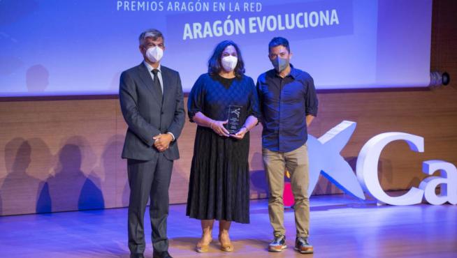 Felisa Ferraz y César Tornés recogen el premio de manos de Raúl Blanco Blasco, de Telefónica.