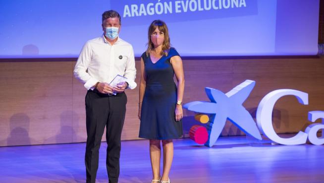 Francisco Javier Lana, fundador de Zicler, recibe el premio de manos de Rosa Mauri Ferrer, de Atlas Copco.