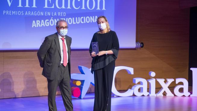 Marta Gastón recibió el premio de la mano de José Andrés Nalda.