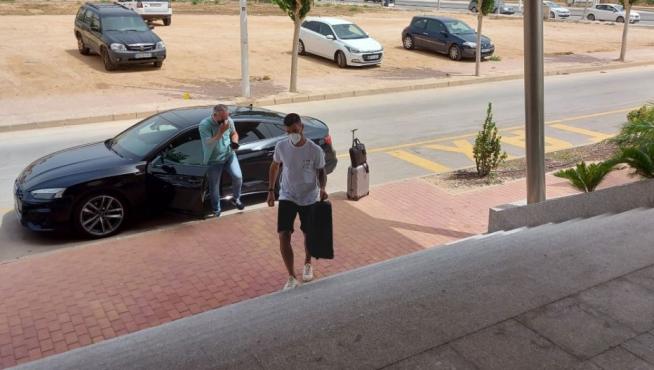 Ratón, en primer plano, y Miguel Torrecilla, saliendo del coche, a su llegada a San Pedro del Pinatar a las 12.45 de este sábado.